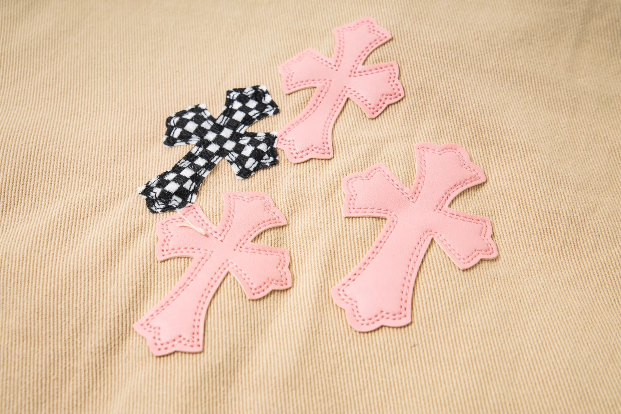 P260 ChromeHearts/Chrome Hearts ch cherry blossom pink checkerboard patchwork leather jacket. If you are obsessed with ChromeHearts, you can check it out. The same style for celebrities. Chrome Hearts is a very representative shirt jacket. The upper body of both men and women is really amazing, and it is the same style as Yu Shuxin and Angelababy! Recommended loose style for girls, super sweet! As soon as you go out, you will turn heads‼ ️This jacket is really eye-catching. Style number: 1717# (same style pants are available) Color: Khaki Size: S M L XL